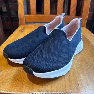 Skechers womens Arch comfort slip on sneakers black/pink 8.5